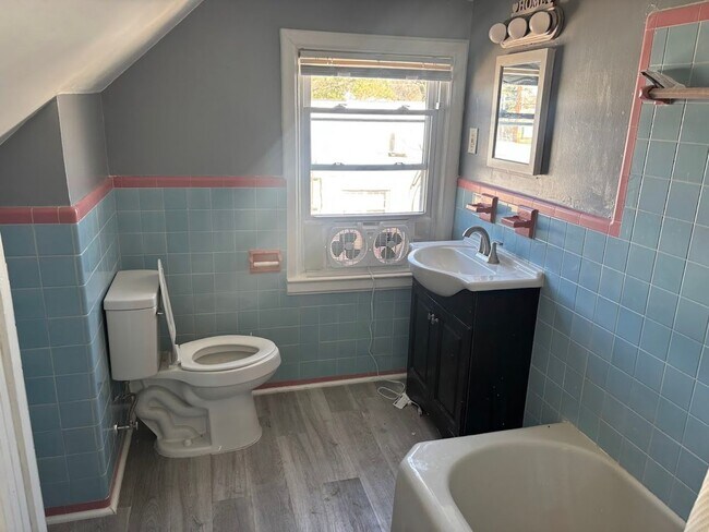 Building Photo - 4745 Lind St