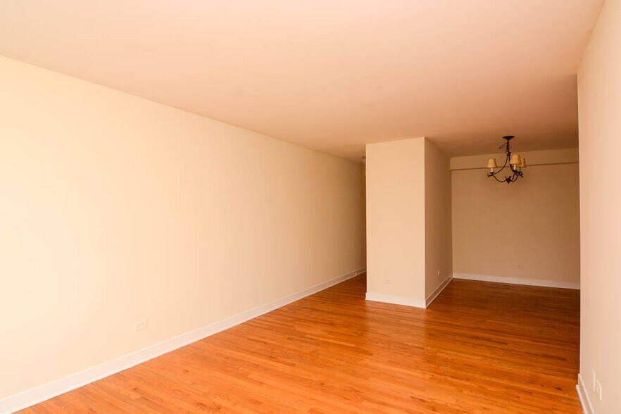Building Photo - 675 W Wrightwood Ave