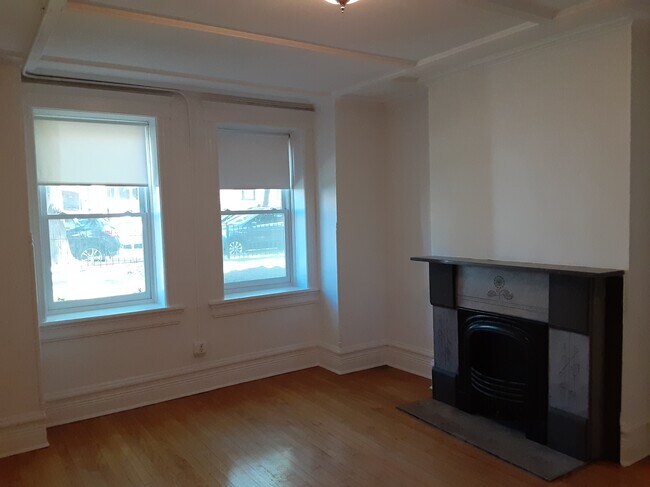 Living room - 2454 N Orchard St