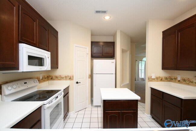 Building Photo - 215 River Oaks Dr