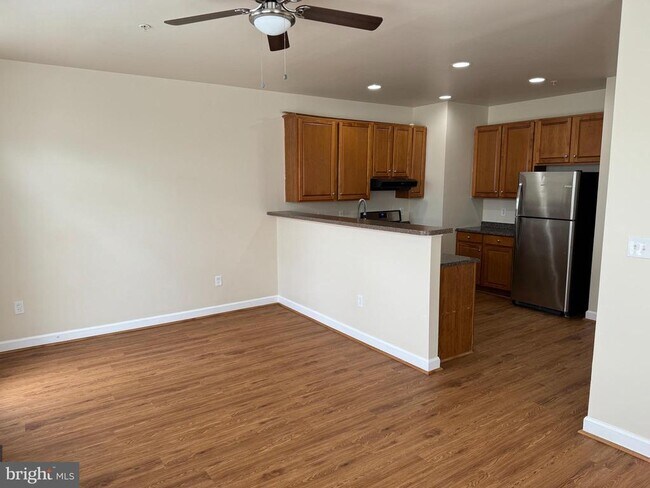 Building Photo - 5543 Hartfield Ave