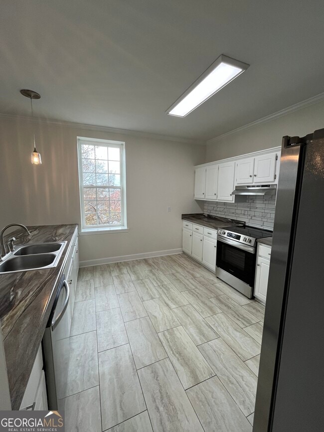 Building Photo - 65 E Main St