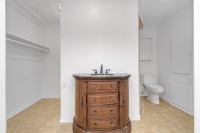 Building Photo - Beautiful Single-Story Home for Rent in Dallas | 3 Bedrooms | Living Room | Dining Room + Large G...