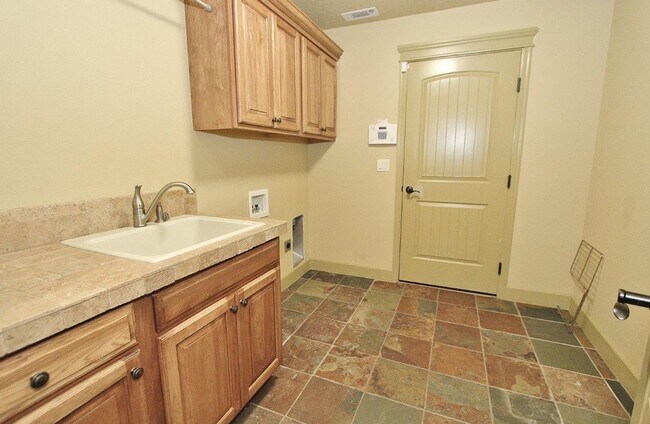 Building Photo - Immaculate Single-Level Townhouse