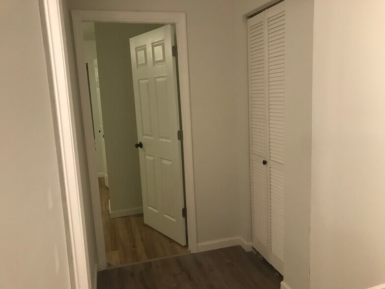 Building Photo - 1014 Kurze Ave