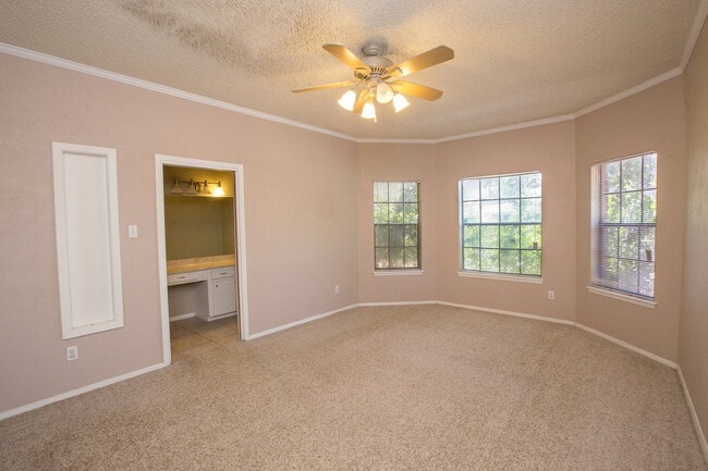 Building Photo - 2946 River Bend Ct