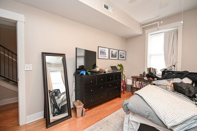 Building Photo - 433 E 13th St