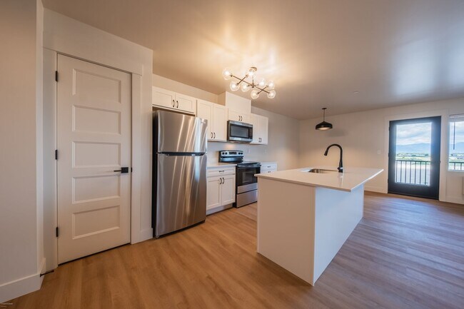 Building Photo - 2 bed 1 bath Spacious Apartment (1,134 sqf...