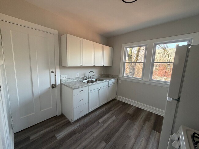 Building Photo - 14102 Glenside Rd