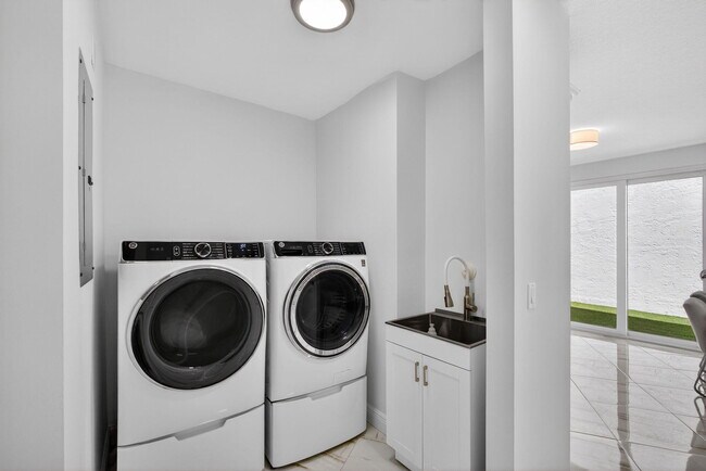 Building Photo - 2114 Chagall Cir