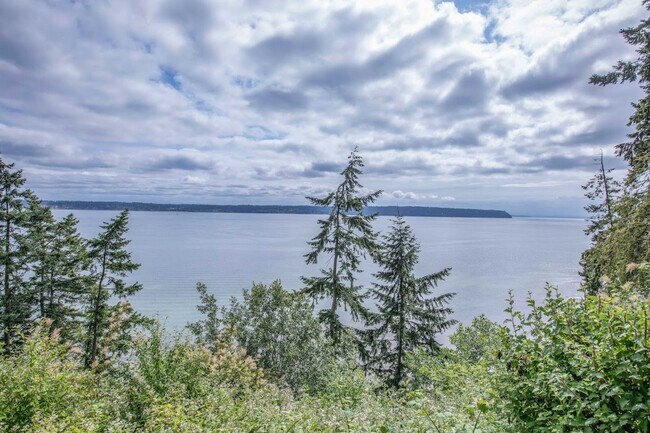 Building Photo - Gorgeous Langley Home With Water View and ...