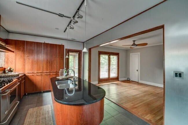 Building Photo - 866 Moreland Ave SE