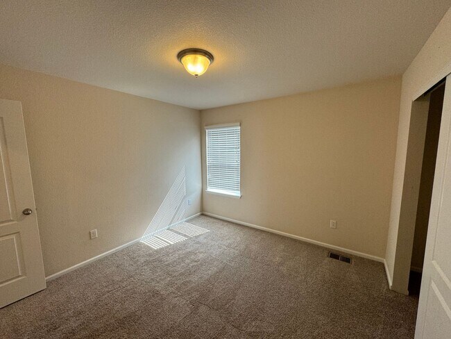 Building Photo - Well maintained Home with 4 bedrooms 3 bat...