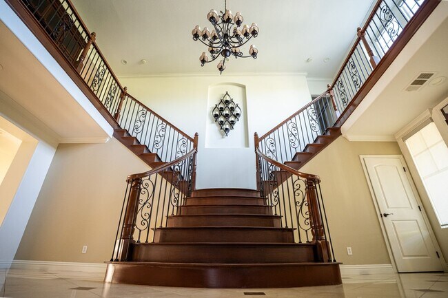 Building Photo - Exceptional estate Located In the highly desirable College Park Community.