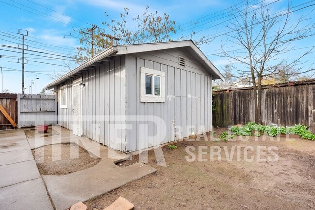 Building Photo - 2922 Walnut Ave