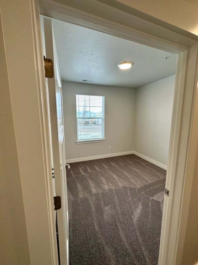 Building Photo - Bright 3 bed Condo with Pool, HOA, and Great Amenities!!