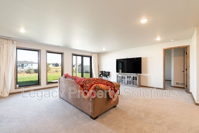 Building Photo - 527 Flint Dr