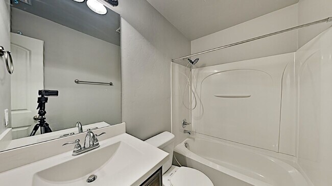 Building Photo - Spectacular 3 Bedroom 2 Bathroom Home in P...