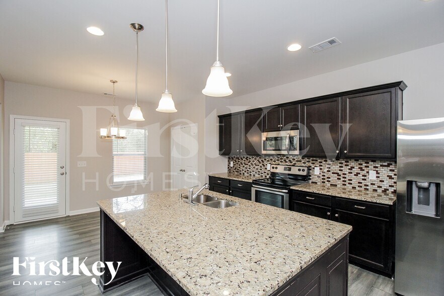 Building Photo - 3 Miles Dr