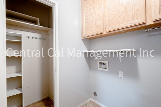 Building Photo - 3 Bedroom/2 Bath Home in Desired Riverlakes Community - $2450 per month!