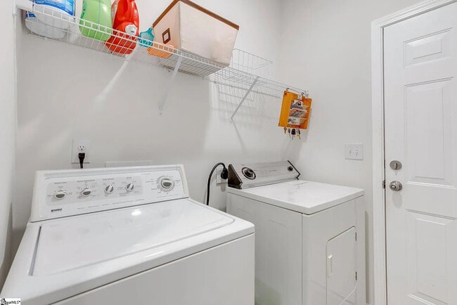 Building Photo - 3 Bedrooms 2 Bathrooms