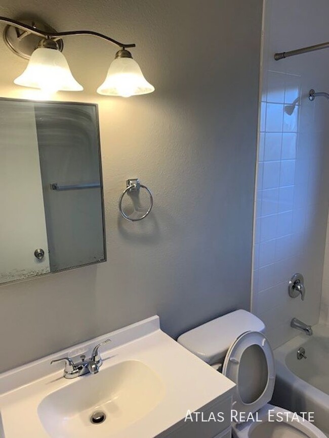 Building Photo - Newly Updated Two Bedroom One Bath! Availa...