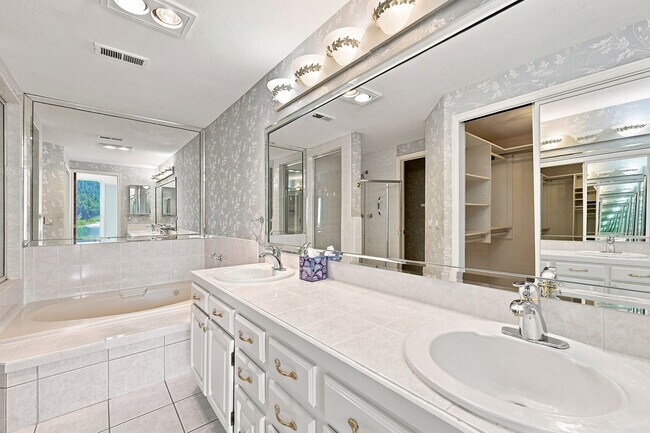 Building Photo - 680 Ridgeside Dr
