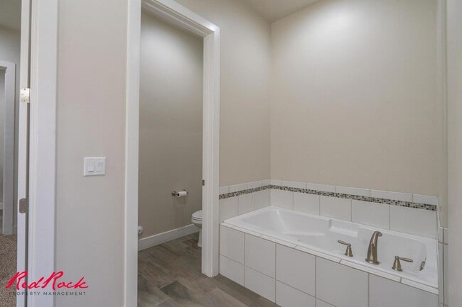 Building Photo - Pet Friendly 4 Bedroom Home! Internet Incl...