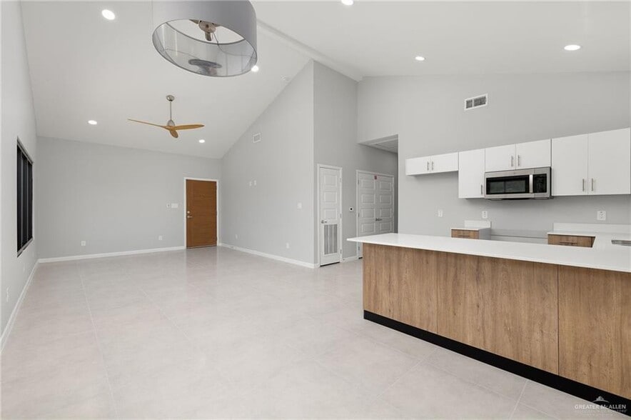 Building Photo - 2700 Mockingbird Rd