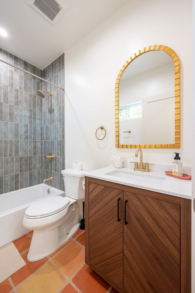 Building Photo - Contemporary New home in Monrovia