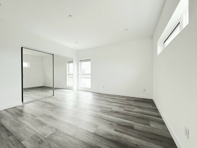 Building Photo - 1260 1/2 Leighton Avenue