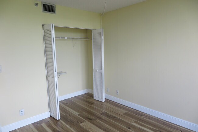 Building Photo - 5951 Wellesley Park Dr