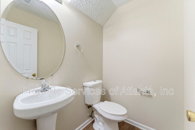 Building Photo - 2088 Manhattan Pkwy