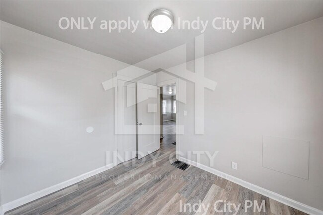 Building Photo - 1326 N Gladstone Ave