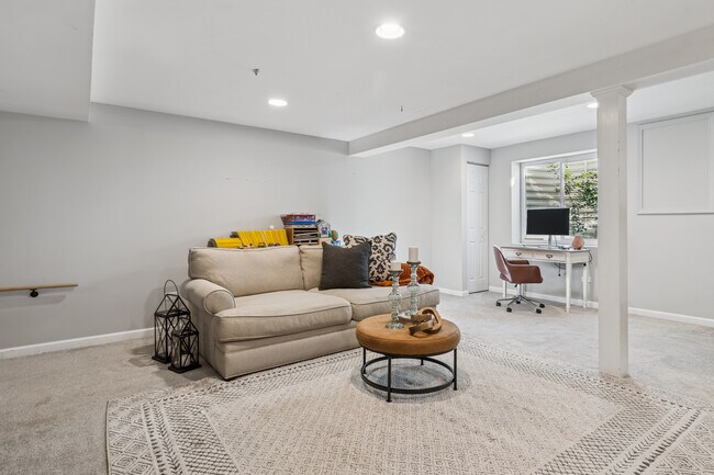 Building Photo - 34W685 Roosevelt Ave