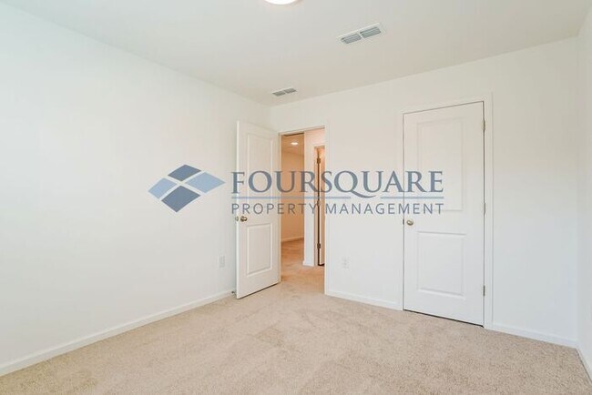 Building Photo - Stylish End-Unit Townhome with Patio & One Car Garage  – Crescent Mills, Clayton