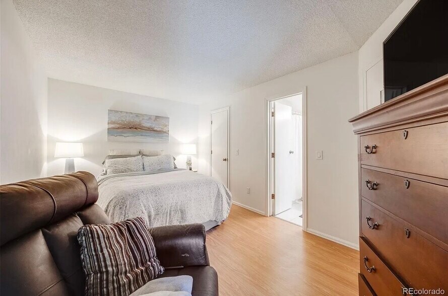 Building Photo - 942 S Dearborn Way