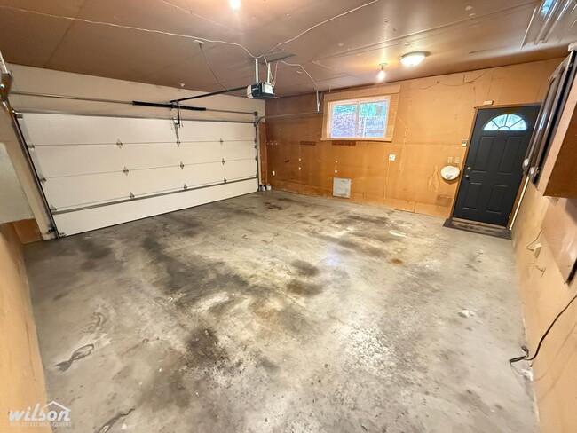 Building Photo - Spacious 4-Bedroom Yakima Home with Hot Tu...