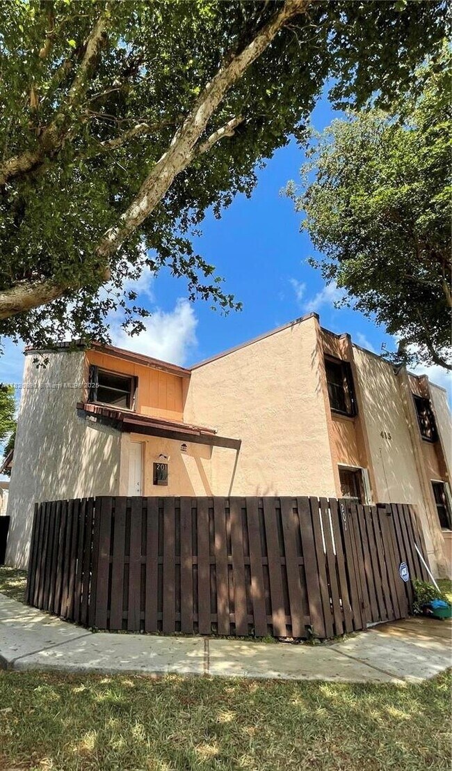 Building Photo - 415 W Park Dr