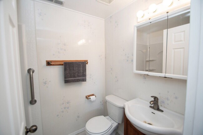 Building Photo - Easy Living on the Southeast Side