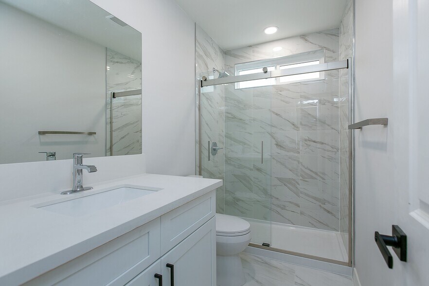All bathrooms are the same in every unit - 3132 S Canfield Ave