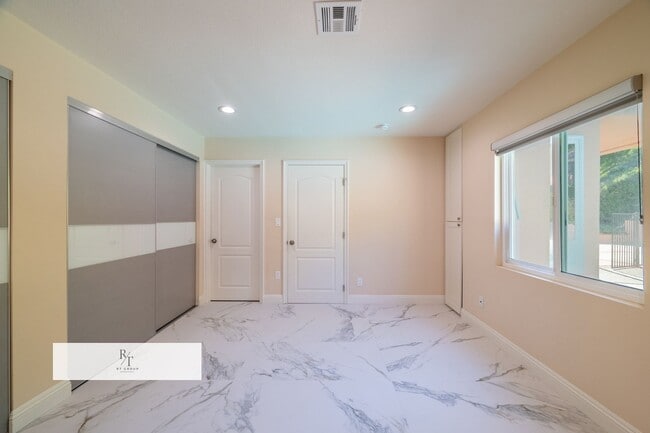 Building Photo - Stunning Remodeled Home in Walnut Valley U...