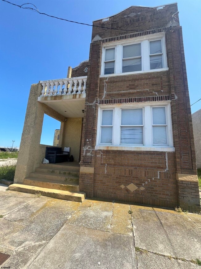 Primary Photo - 122 Dewey Pl
