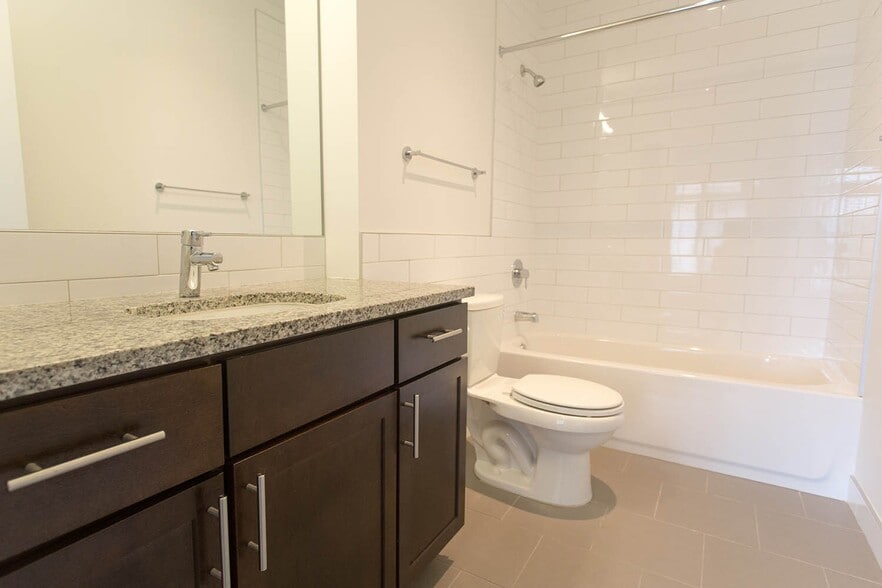 Building Photo - 1044 46th Rd