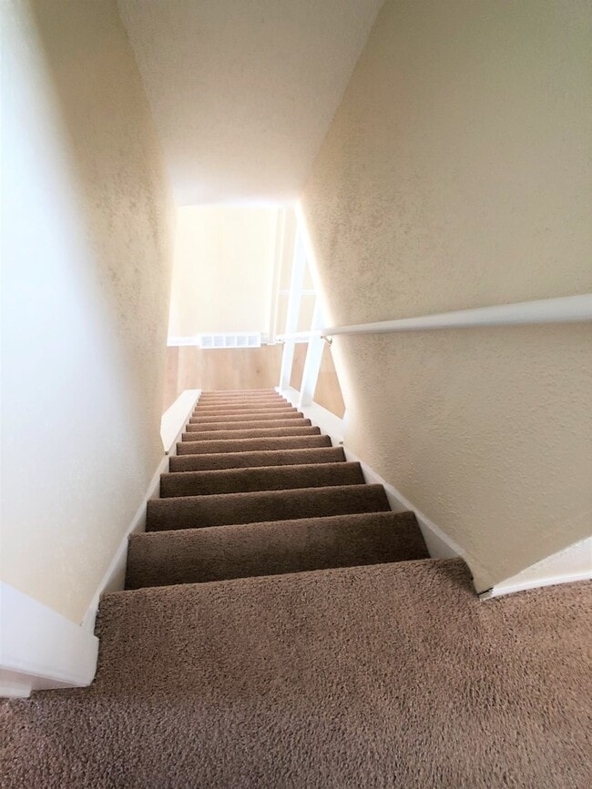 Building Photo - Large House with A/C, deck, updated kitchen, laundry, pet friendly September 1st