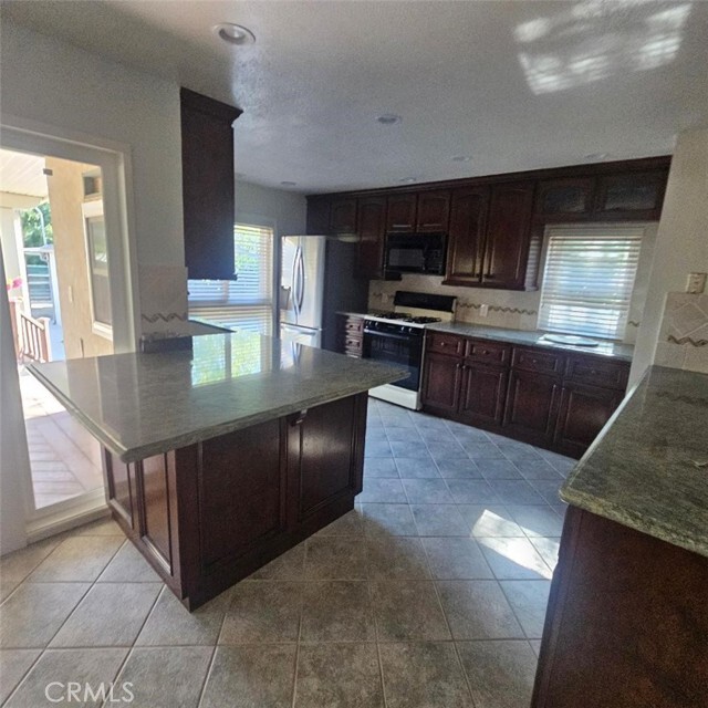Building Photo - 746 River Dr