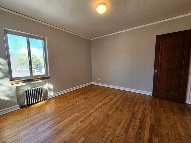 Building Photo - Charming Large 1 Bedroom in the Heart of the City