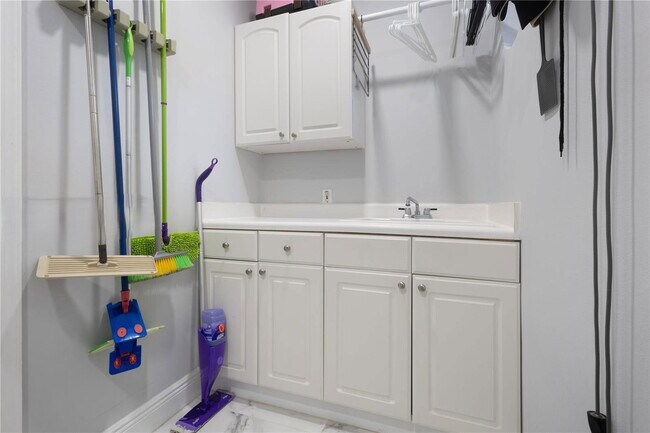 Building Photo - 3719 Oak Ridge Cir