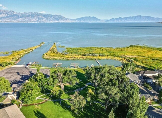 Building Photo - Stunning Home Right on the Golf Course!