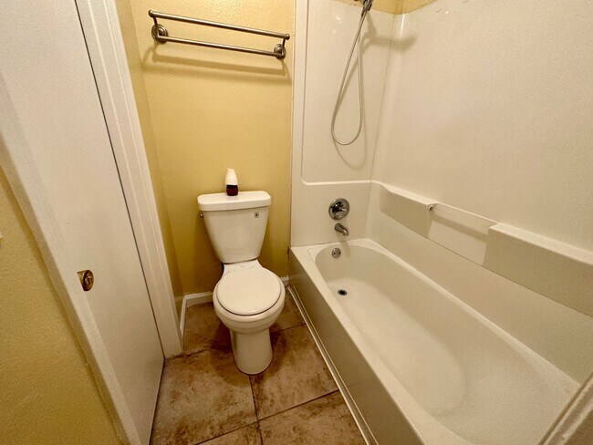 Building Photo - 2 Bedroom 1 Bath Available with Water, Tra...
